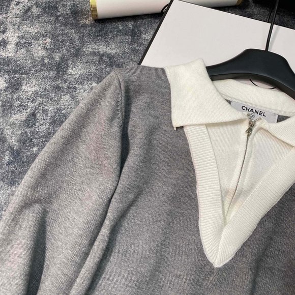 Gray V-neck knitted sweater - Picture 2 of 6